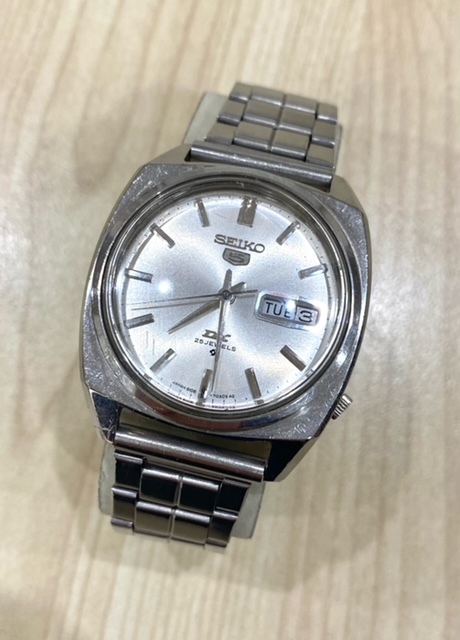 ●F7-6-47 稼動品 SEIKO セイコー 5 ファイブ DX デラックス 自動巻 デイデイト メンズ 時計 25石 文字盤 シルバー 6106-7050 ベルト社外品拍卖