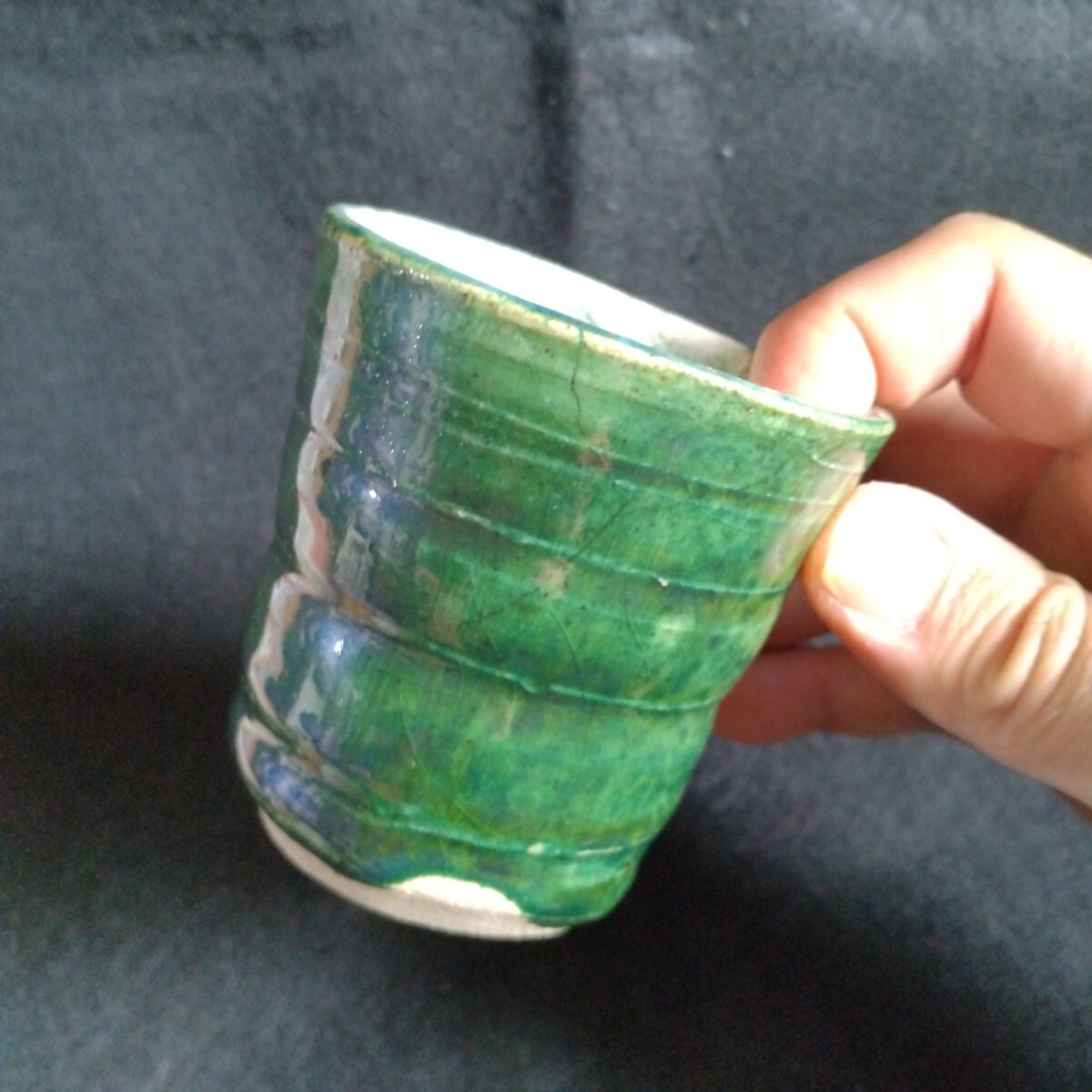 北大路魯山人?星岡窯 刻印? 織部風 ぐい呑み★ヒビに見える窯傷★星岡茶寮/青織部/織部焼/美濃焼/ぐいのみ/酒器拍卖