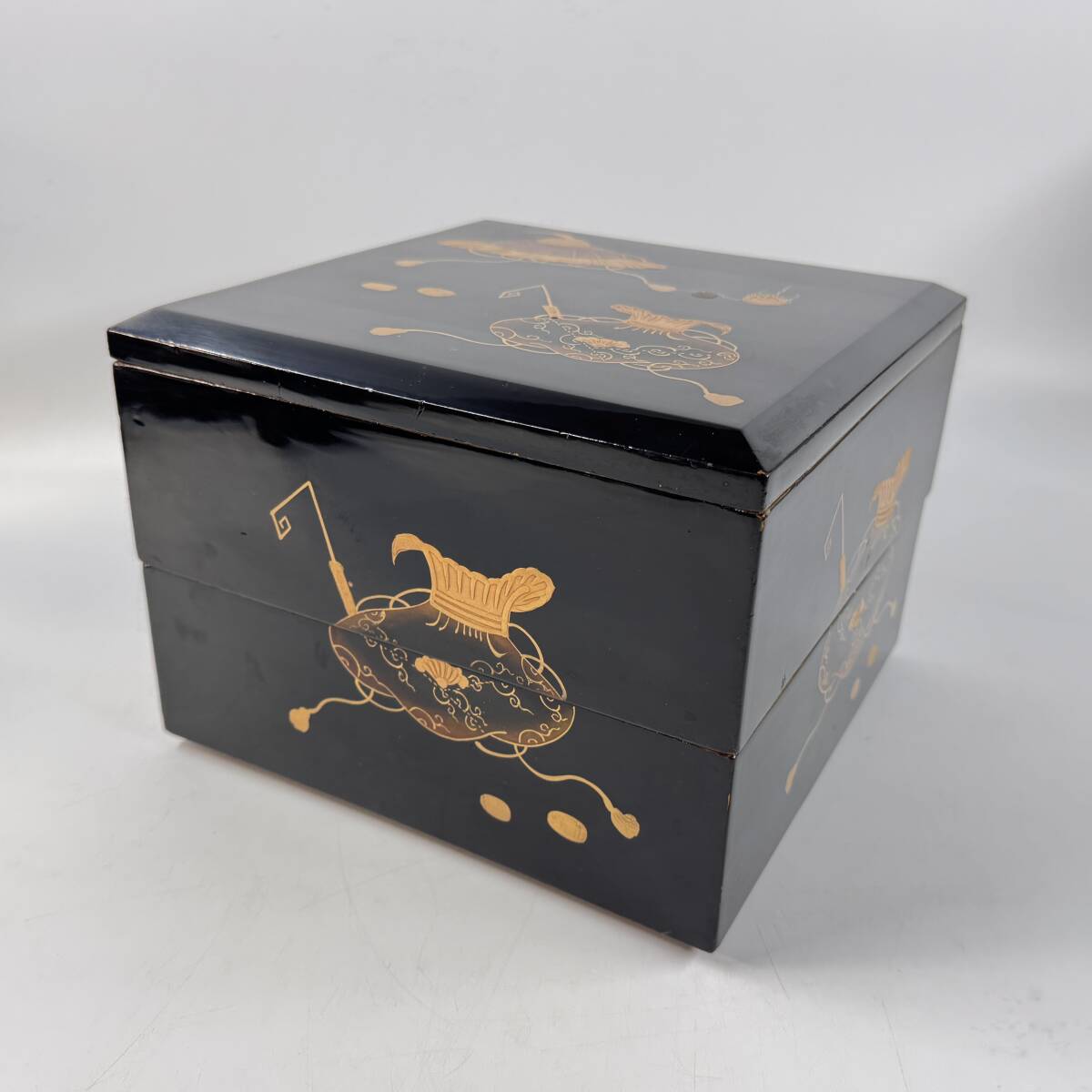 【61642Q】旧家蔵出 能登 輪島塗 天然木 二段重箱 金蒔絵 宝尽図 隠笠 金嚢 宝鑰 如意宝珠 吉祥文様 縁起物 骨董 難在り 経年保管品 現状品拍卖