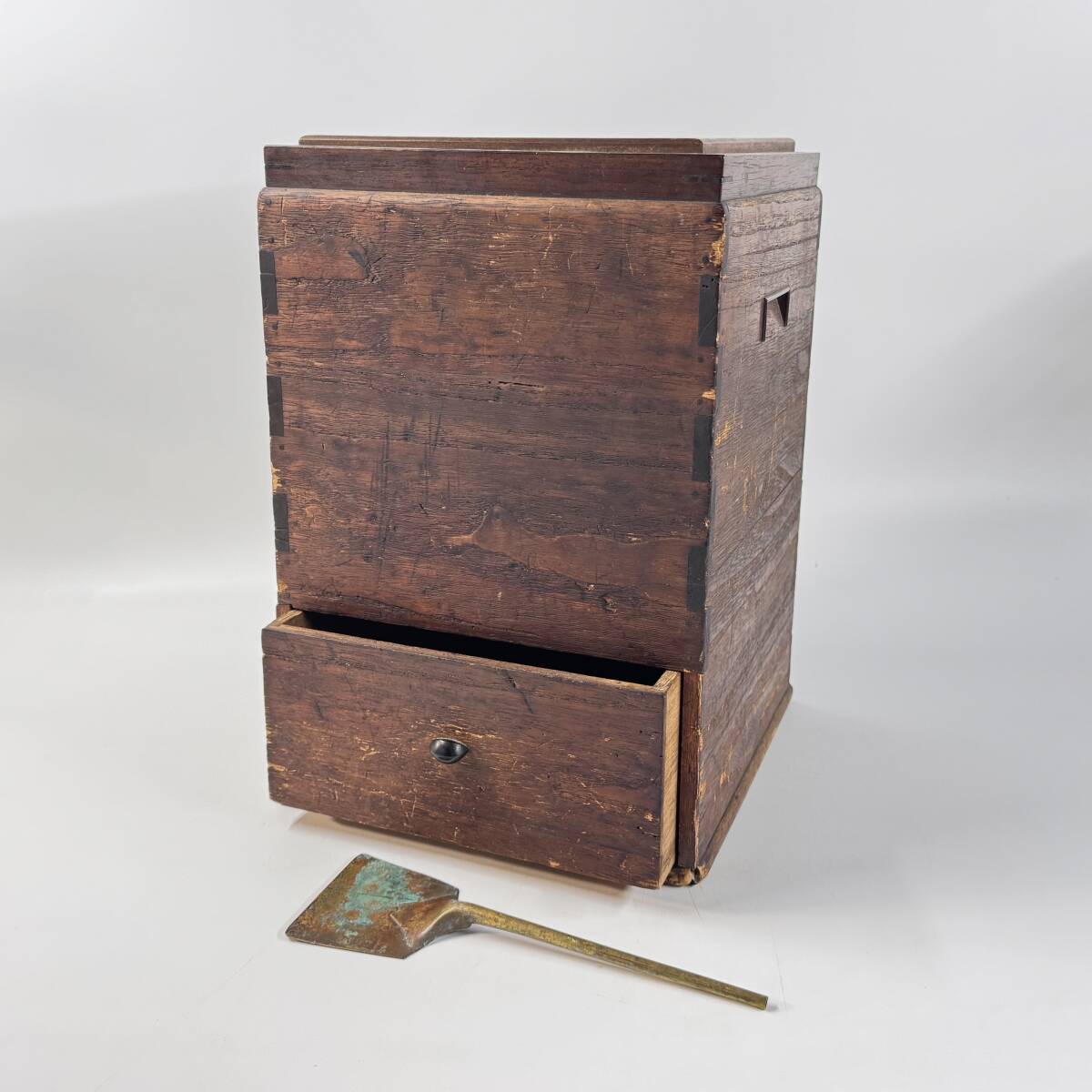 【61662Q】旧家蔵出 引き出し付き 木製 角火鉢 銅板灰入れ取り外し可能 灰均し 古民具 古道具 アンティーク 昭和レトロ 経年保管品 現状品拍卖