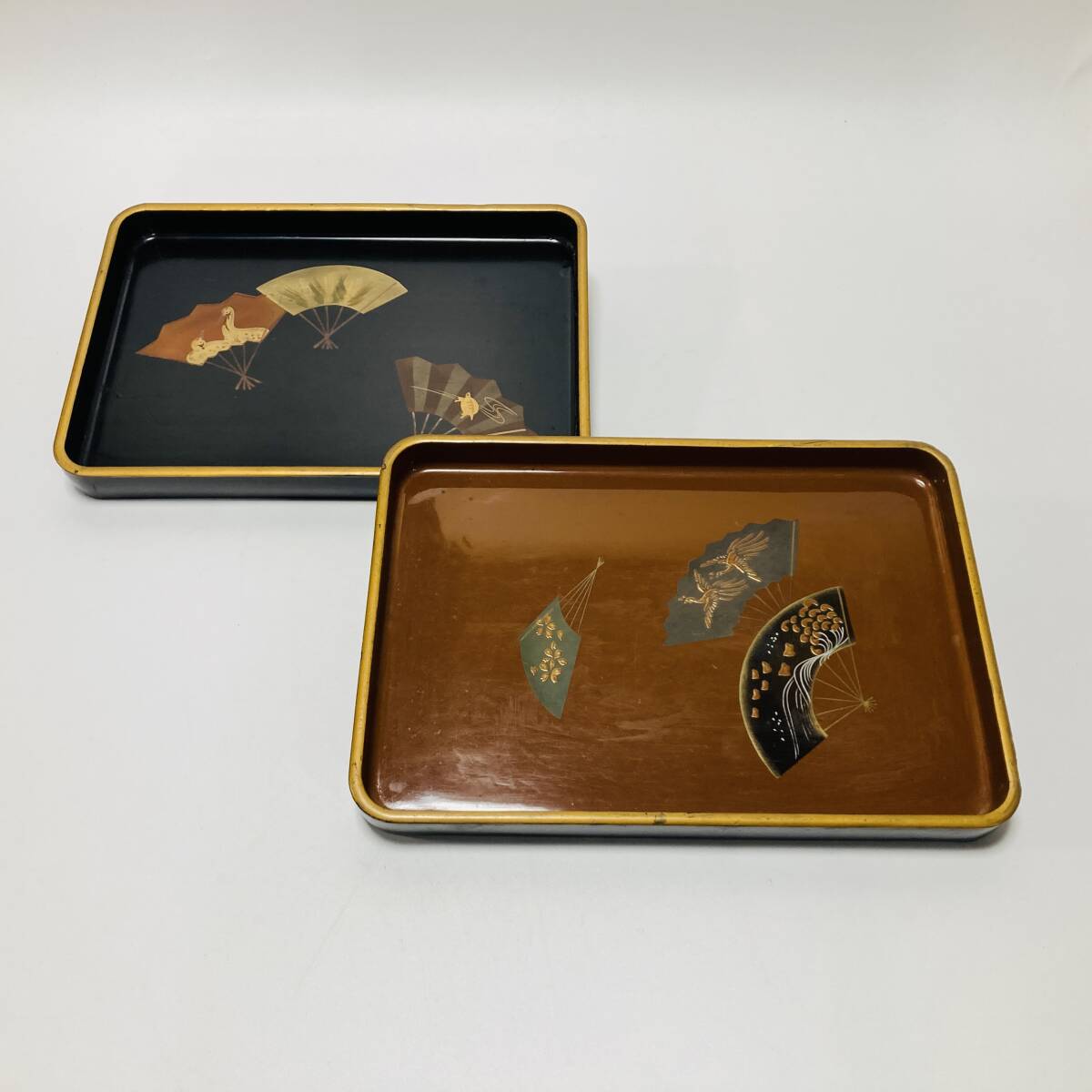 【61774C】旧家蔵出し お盆 漆器 角盆 2枚 茶道具 扇子柄 木製 茶色 黒 現状品 幅30.5㎝×奥行21㎝×高さ3㎝ 経年保管品拍卖