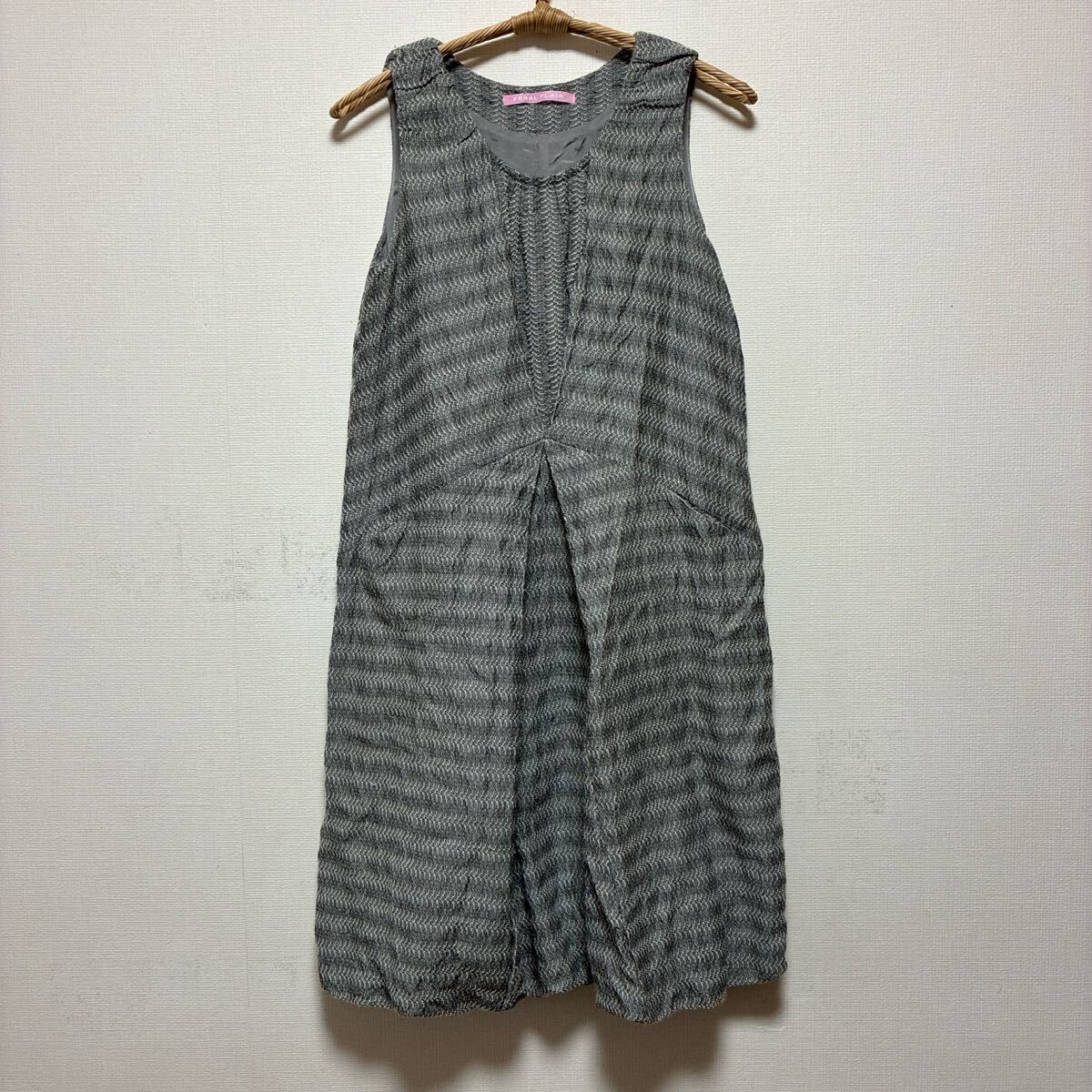 FERAL FLAIR ノースリーブひざ丈ワンピース ワンピース グレー拍卖