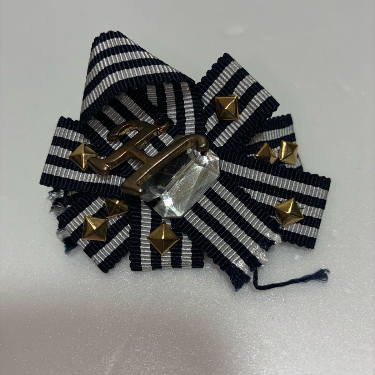 新品未使用 ストライプリボンブローチ Hの文字付き拍卖