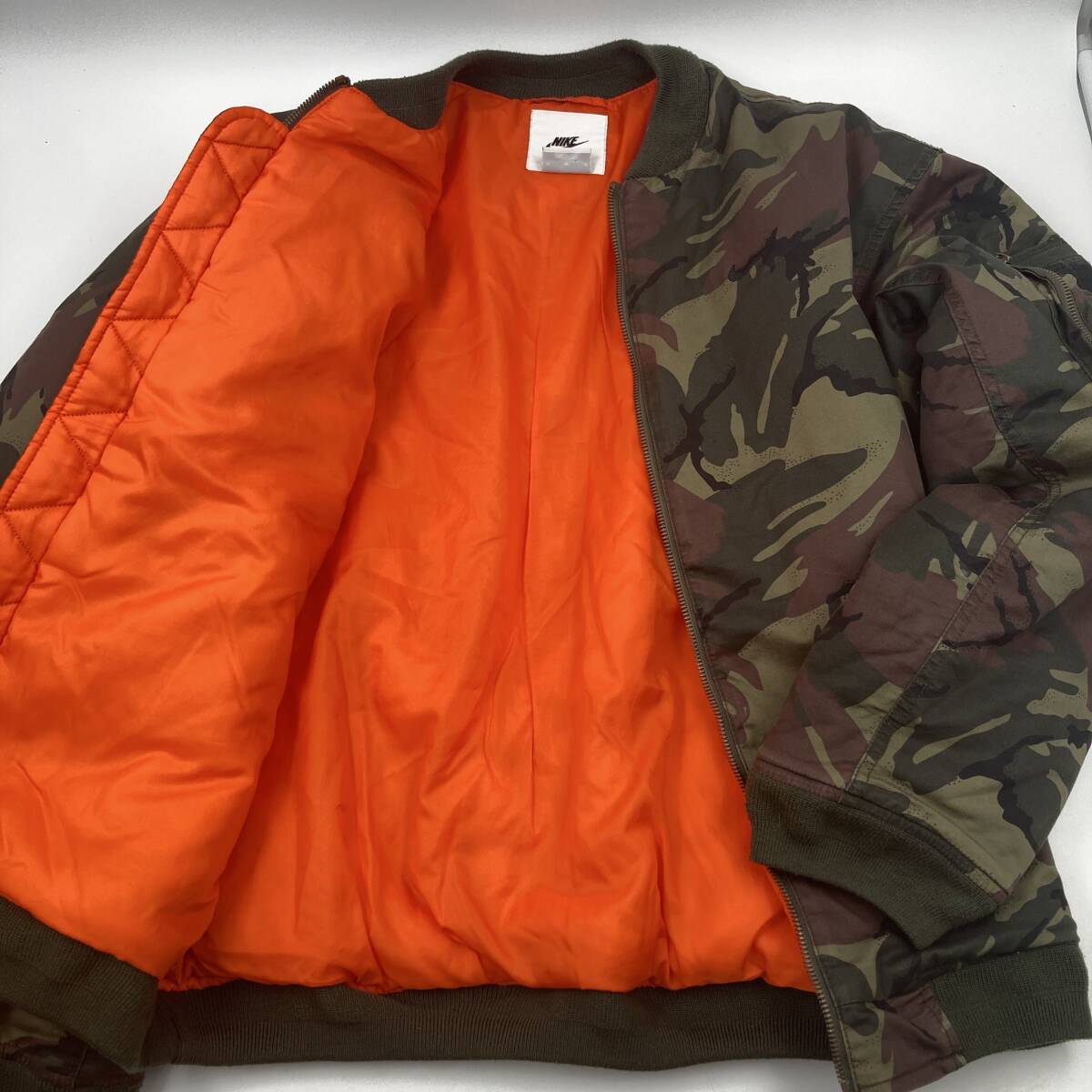 NIKE MA1 ジャケット 迷彩柄 Mサイズ カーキ オレンジ ナイキロゴ刺繍 厚手 防寒 中綿入り R/N56323 CA0553拍卖