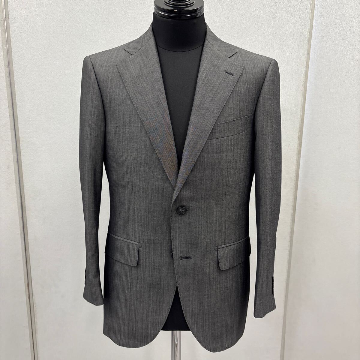 ほぼ未使用 イージーケア グレー細いヘリンボン スーツ サイズ48相当拍卖