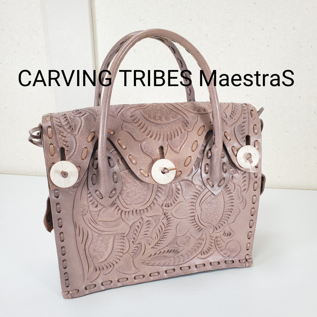 美品◆CARVING TRIBES MaestraS カービングトライブス マエストラS 本革 カービングレザー 総柄 ハンドバッグ トートバッグ グレージュ拍卖
