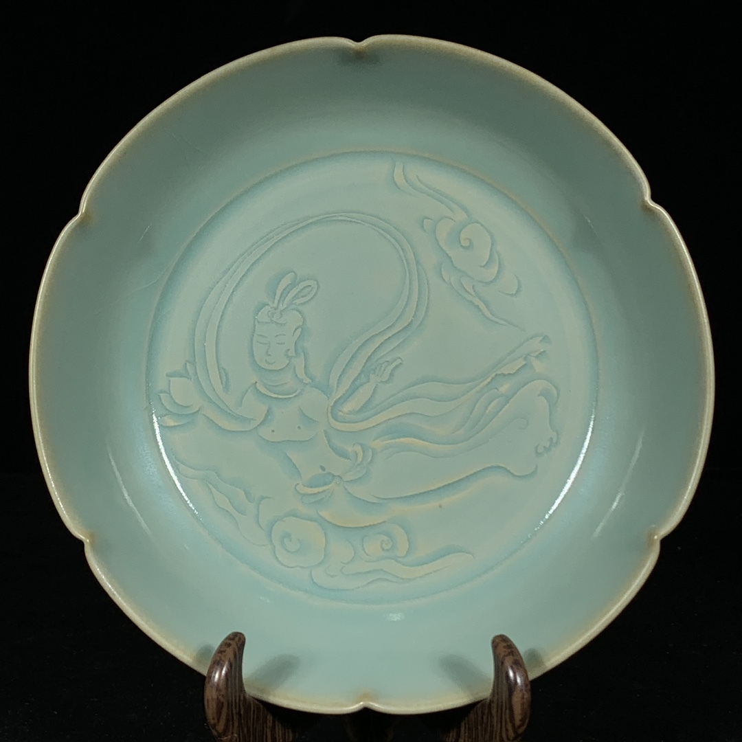 唐物 宋 汝窯 青龍寺御製款 刻飛天仕女 葵口皿 陶芸 磁器 中国磁器 置物 賞物 極細工 古美術品 中国古玩 骨董品 D65拍卖