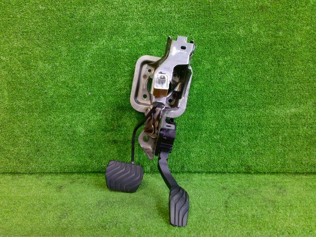 4kurudepa R6年 ノート 6AA-E13 アクセル ブレーキペダル 18002-6XJ0A,46501-6XJ0B SNE13 アクセルペダル拍卖
