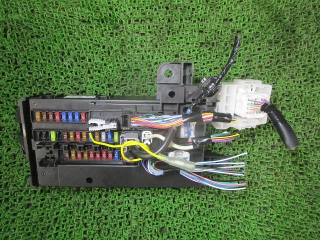 キャスト DBA-LA250S ヒューズボックス 82600-B2650 82600-B2A30 /42836拍卖