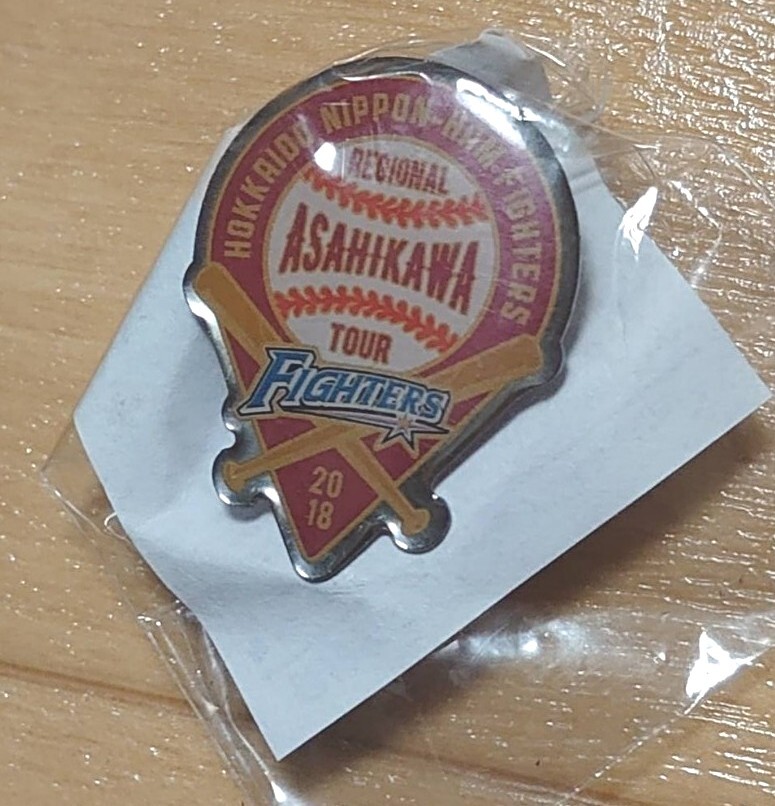 『旭川』 ピンバッジ 北海道日本ハムファイターズ 2018年 9/4 旭川開催 赤 ファンクラブ限定拍卖