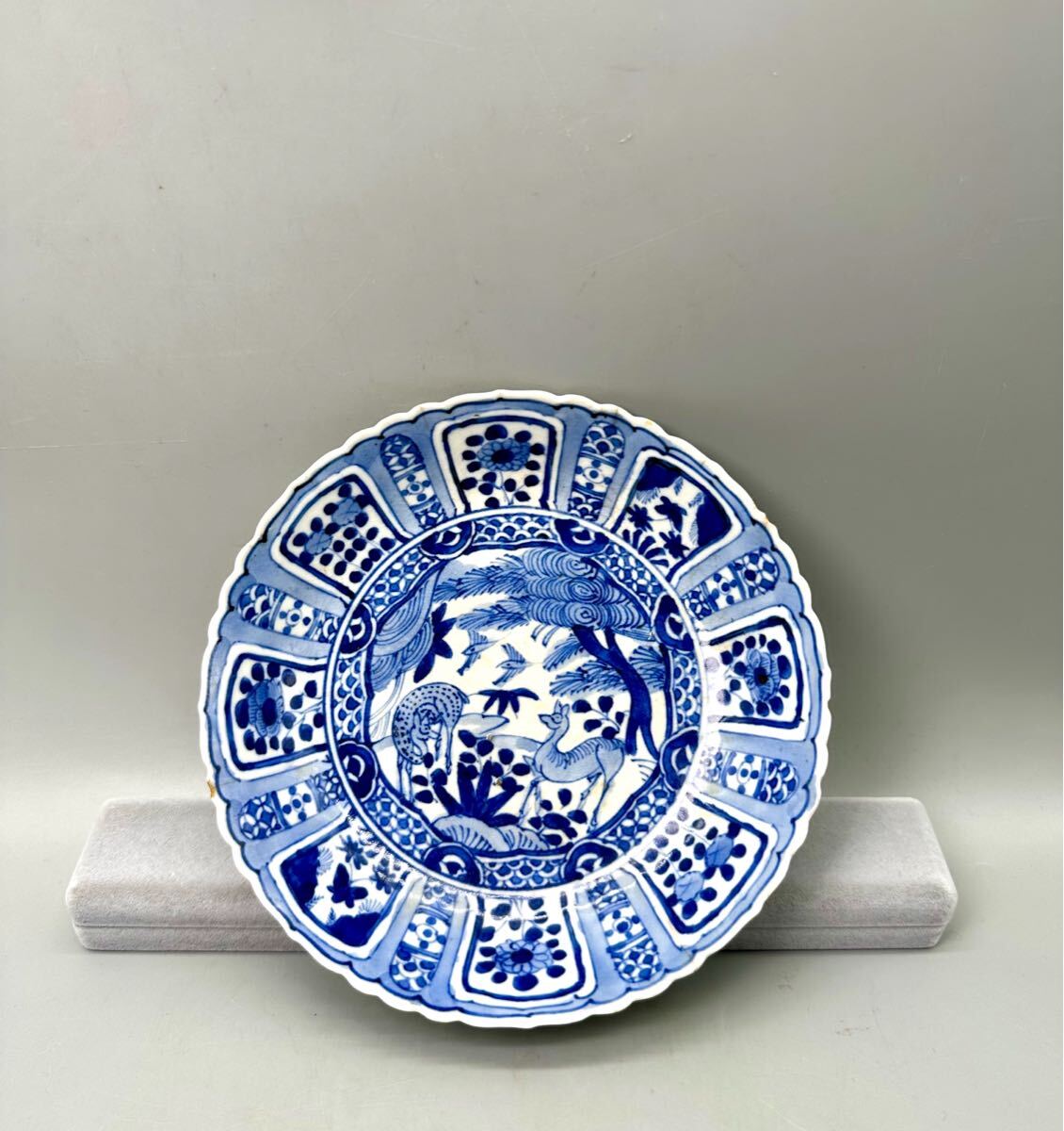 古い中国明末 染付 花草文 松下双鹿図 サイズ約 15*3.2cm 皿 中国美術 時代物 大皿 皿 古美術 骨董拍卖