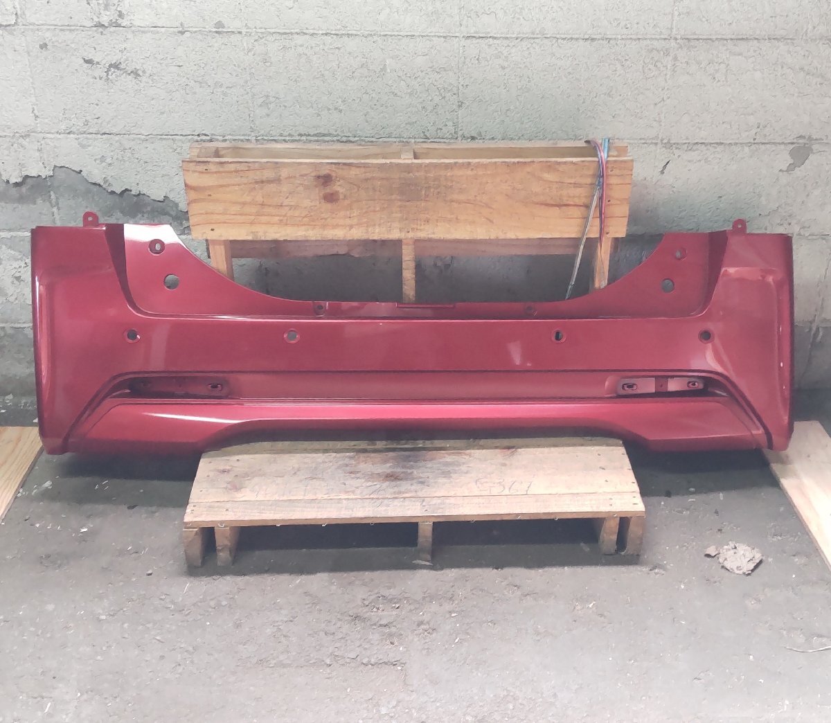 リア バンパー 日産 ルークス ソナータイプ レッド 85022-7NA-0 中古品拍卖