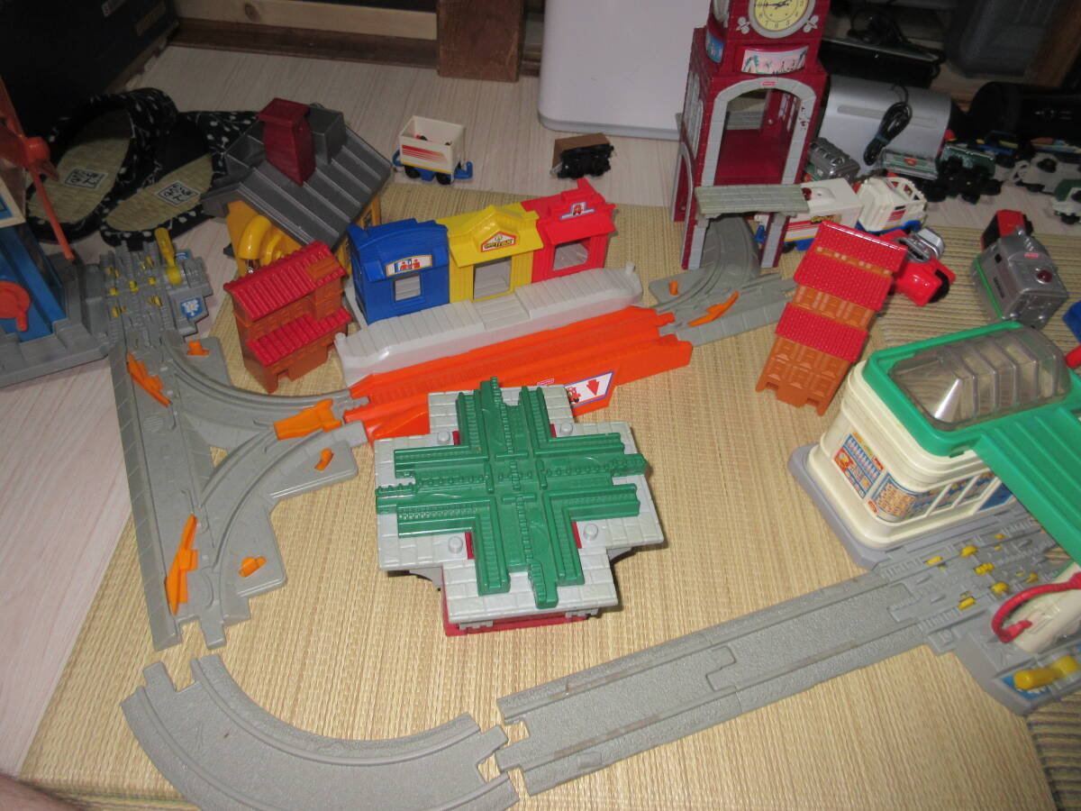 R070515 断捨離 処分「GeoTrax フィッシャープライス 大型リモート トレイン/線路/車両//建物 まとめて ジャンク 動作未確認」保管品拍卖