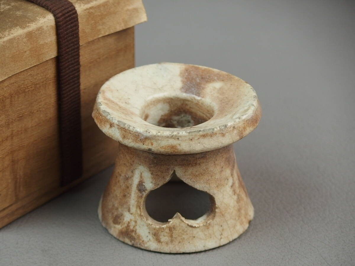 【骨董・茶道具】★古い 美濃焼 古美濃★★志野三方形蓋置 gj100tb21.7拍卖