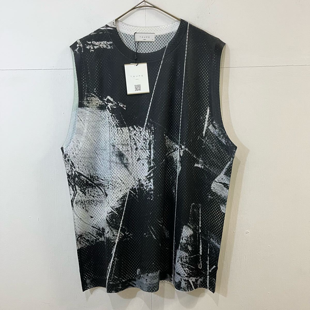 新品未使用タグ付き TAUPE 定価¥22,000- GRAPHIC MESH SLEEVELESS TOP メッシュタンクトップ 高級 トープ【レターパックプラス郵送可】R拍卖