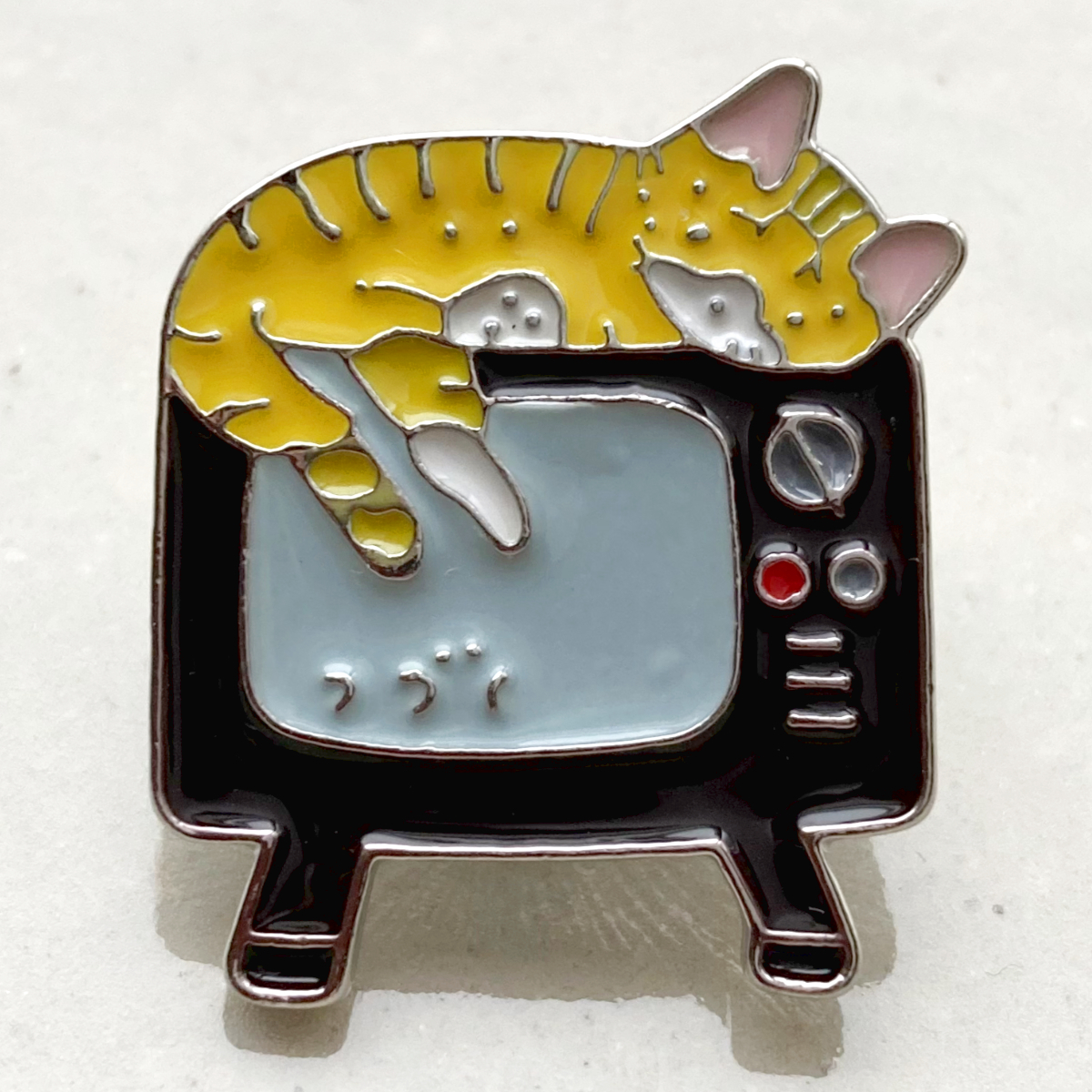テレビの上でくつろぐネコ TV猫 昭和レトロ チャンネル つづく◆ピンバッジ ピンズ バッチ ブローチ◆かわいいニャンコ ユニーク拍卖