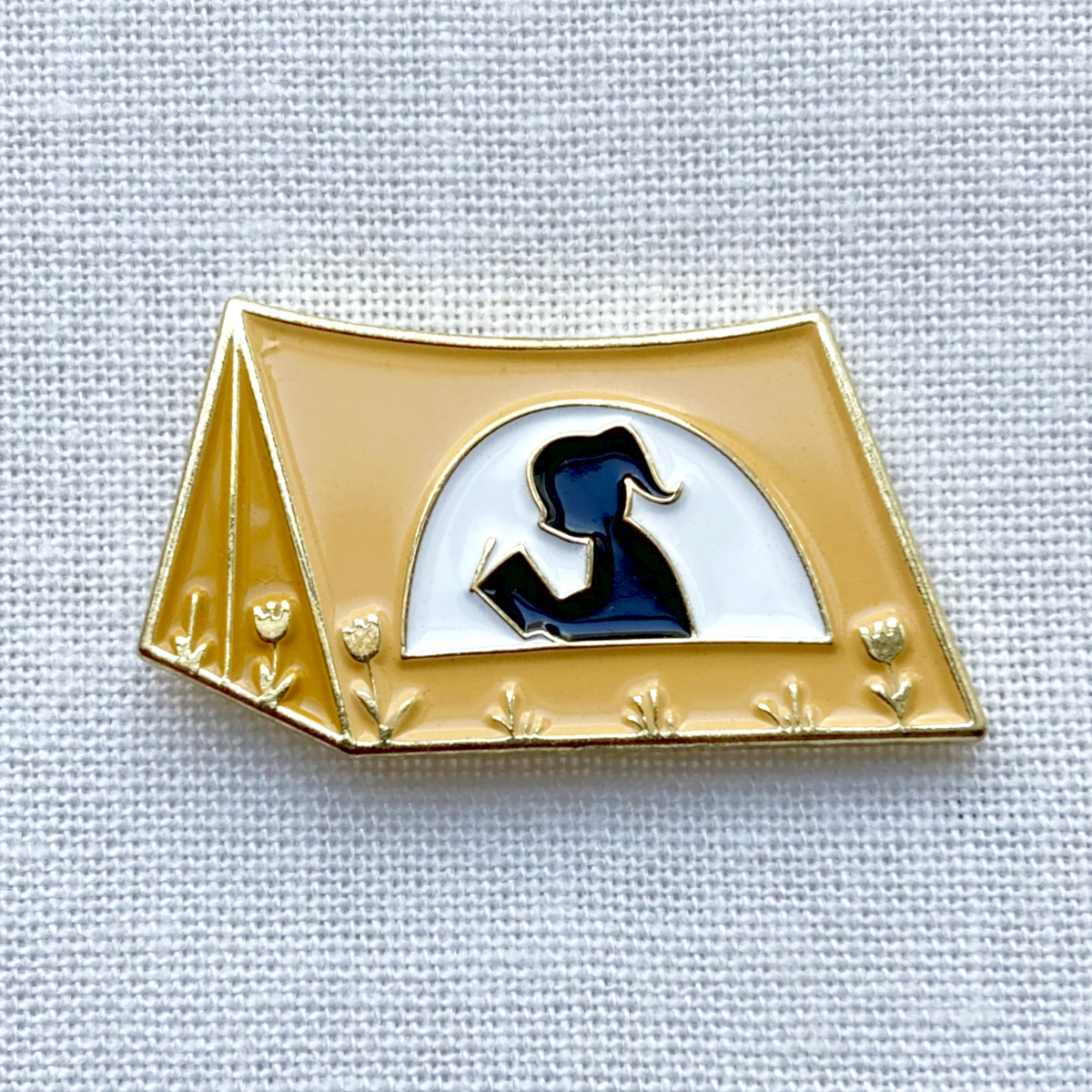 テントで読書 ソロでキャンプ 野営 ビバーク 登山◆ピンバッジ ピンズ バッチ ブローチ◆山 森ガール アウトドア かわいい拍卖