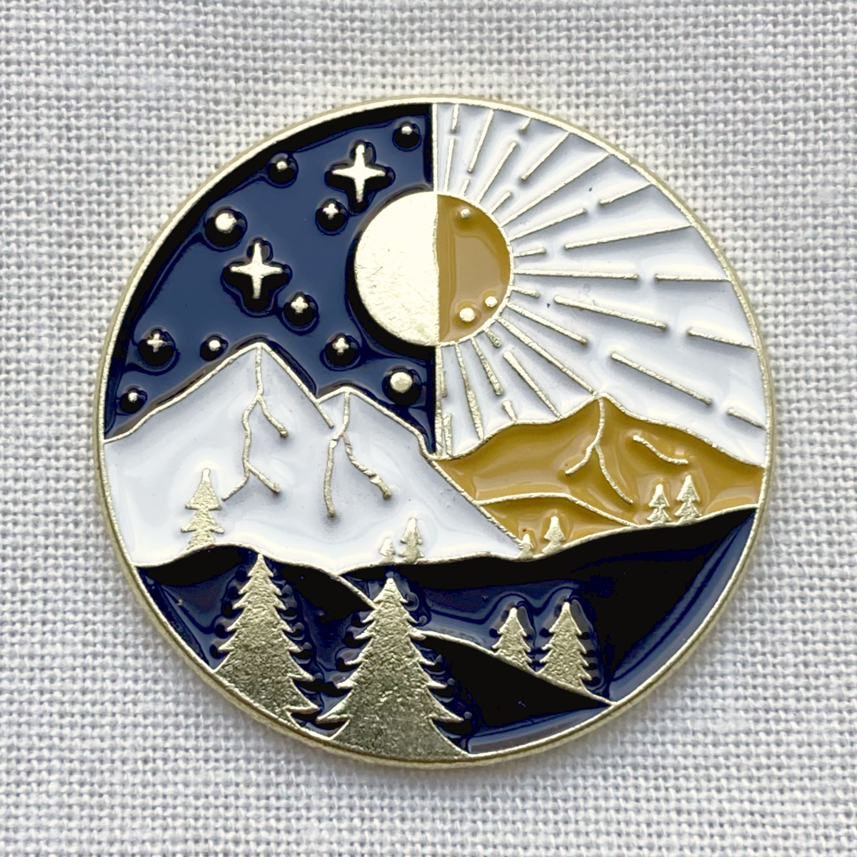 山と森のデイ&ナイト 昼と夜 キャンプ 大自然 登山◆ピンバッジ ピンズ バッチ ブローチ◆テント泊 アウトドア ネイチャー拍卖