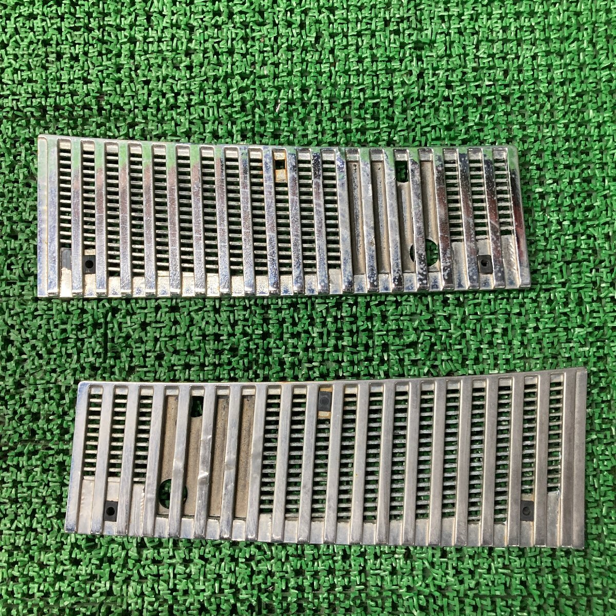 ♪♪ダットサン DX CGD21 カウルトップグリル 左右セット(W2868)♪♪拍卖