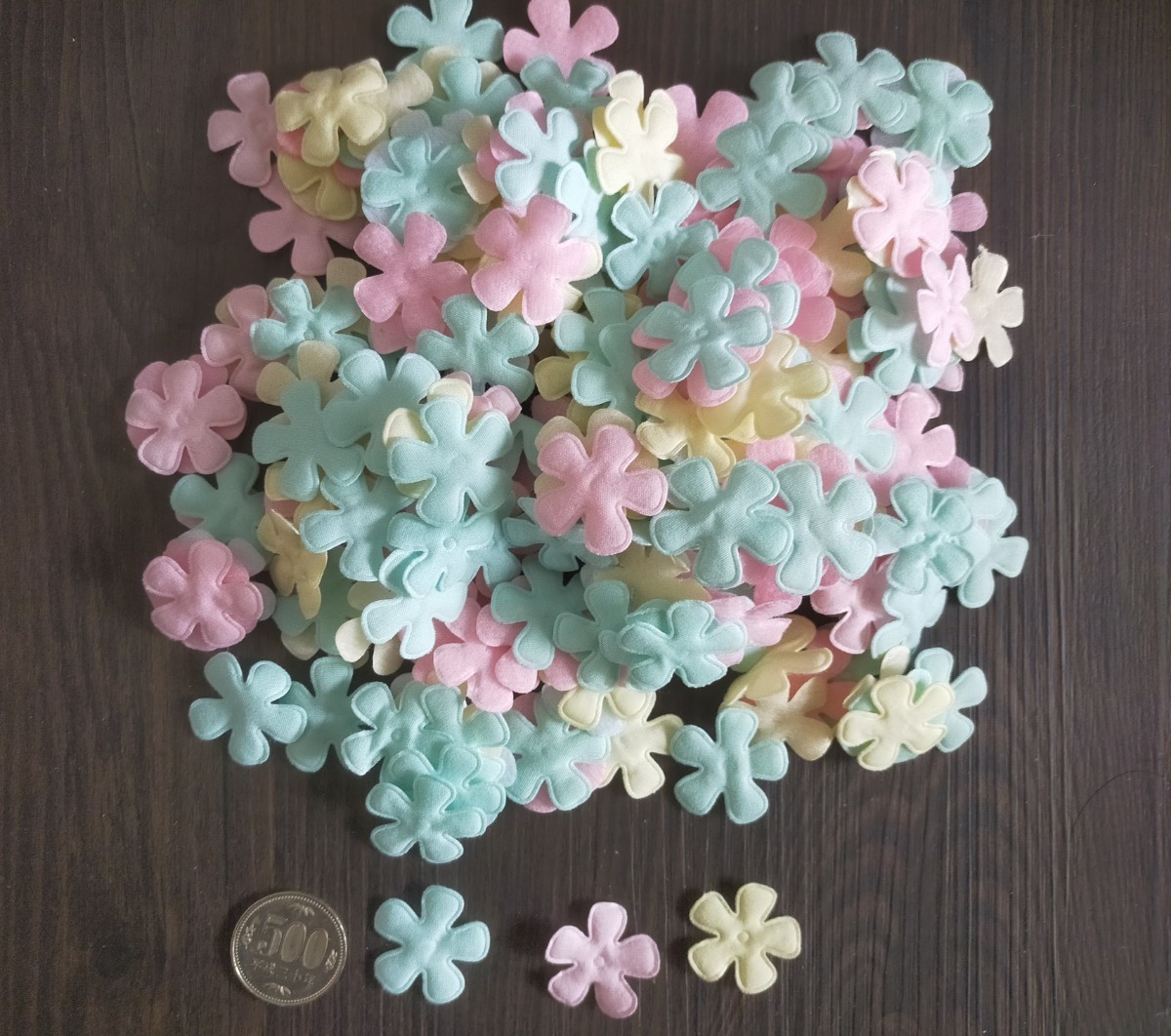 【100枚】直径約2.7cmクッション入り花びらモチーフデコパーツグリーンピンクイエローハンドメイドDIY抜き弁アートフラワー布花cc19827-557拍卖