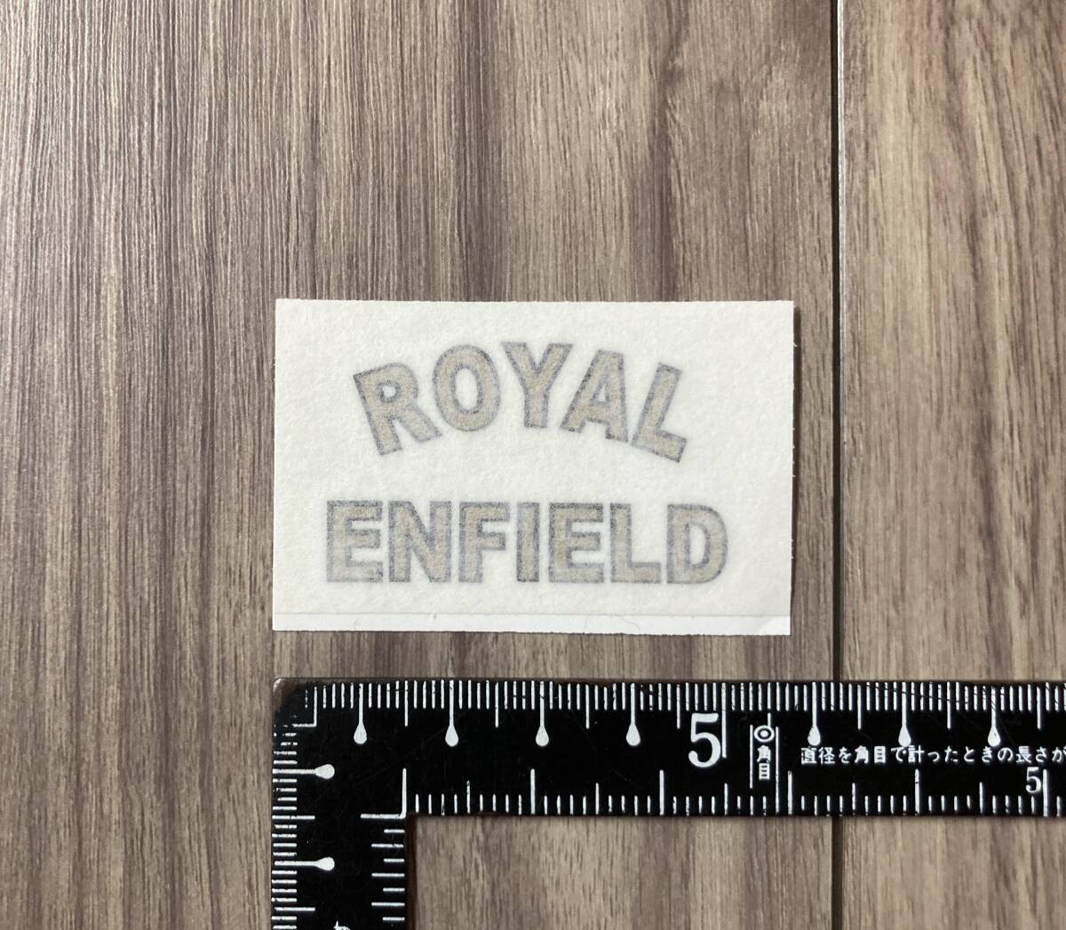 送料無料 Royal Enfield ロイヤルエンフィールド テキスト ステッカー ゴールド 45mm × 26mm拍卖