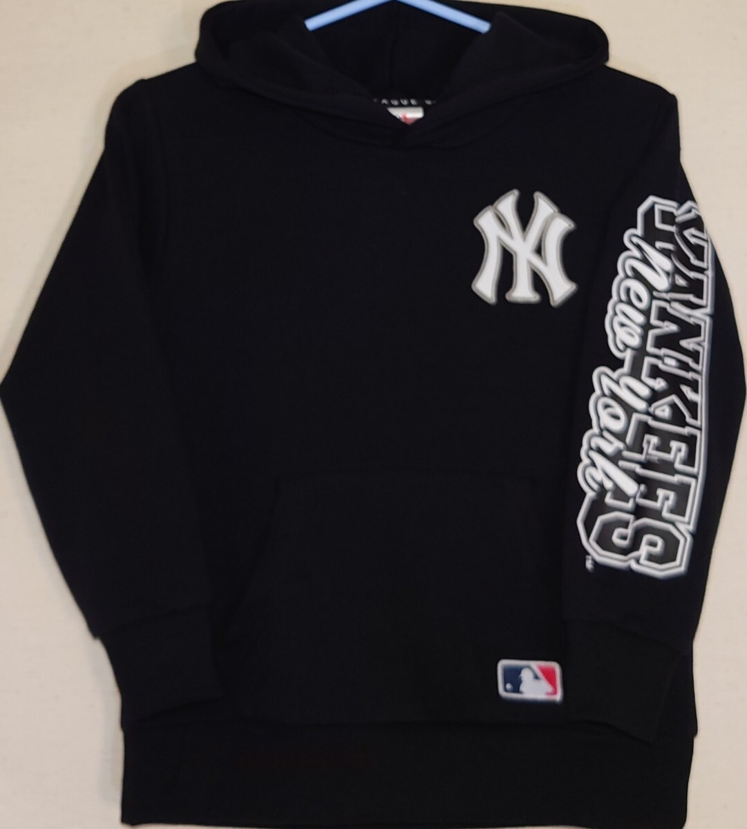 即決 ニューヨーク・ヤンキース キッズ裏毛プルオーバーパーカー【130】新品タグ付き スウェット拍卖
