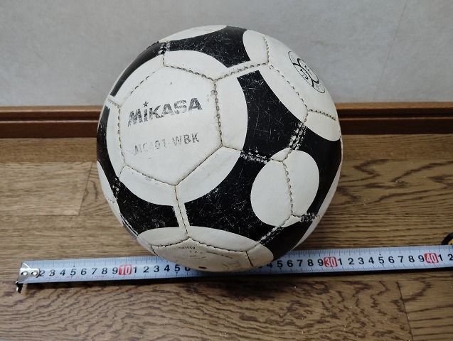 80s505k 難ありミカサ サッカーボール 4号球 MC401(ホワイト×ブラック) 中古 ジャンク (25-0424)(北海道・沖縄・離島は発送不可)拍卖