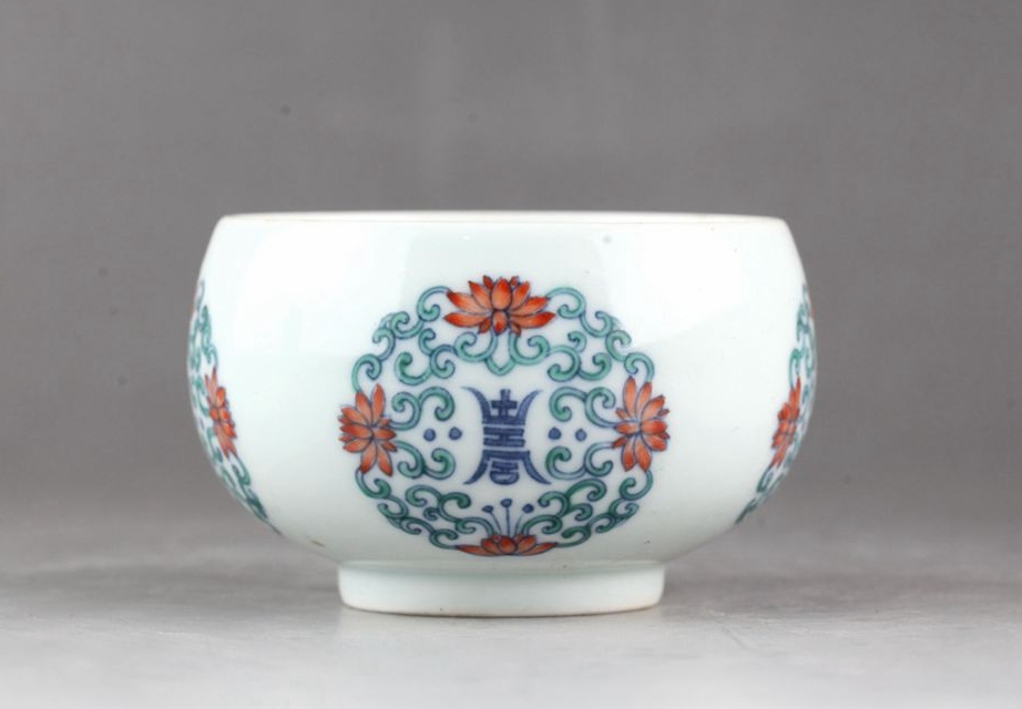 大清雍正年制款 青花斗彩纏枝蓮紋 茶碗 ・古陶磁器 ・珍品旧蔵・古賞物・時代物拍卖