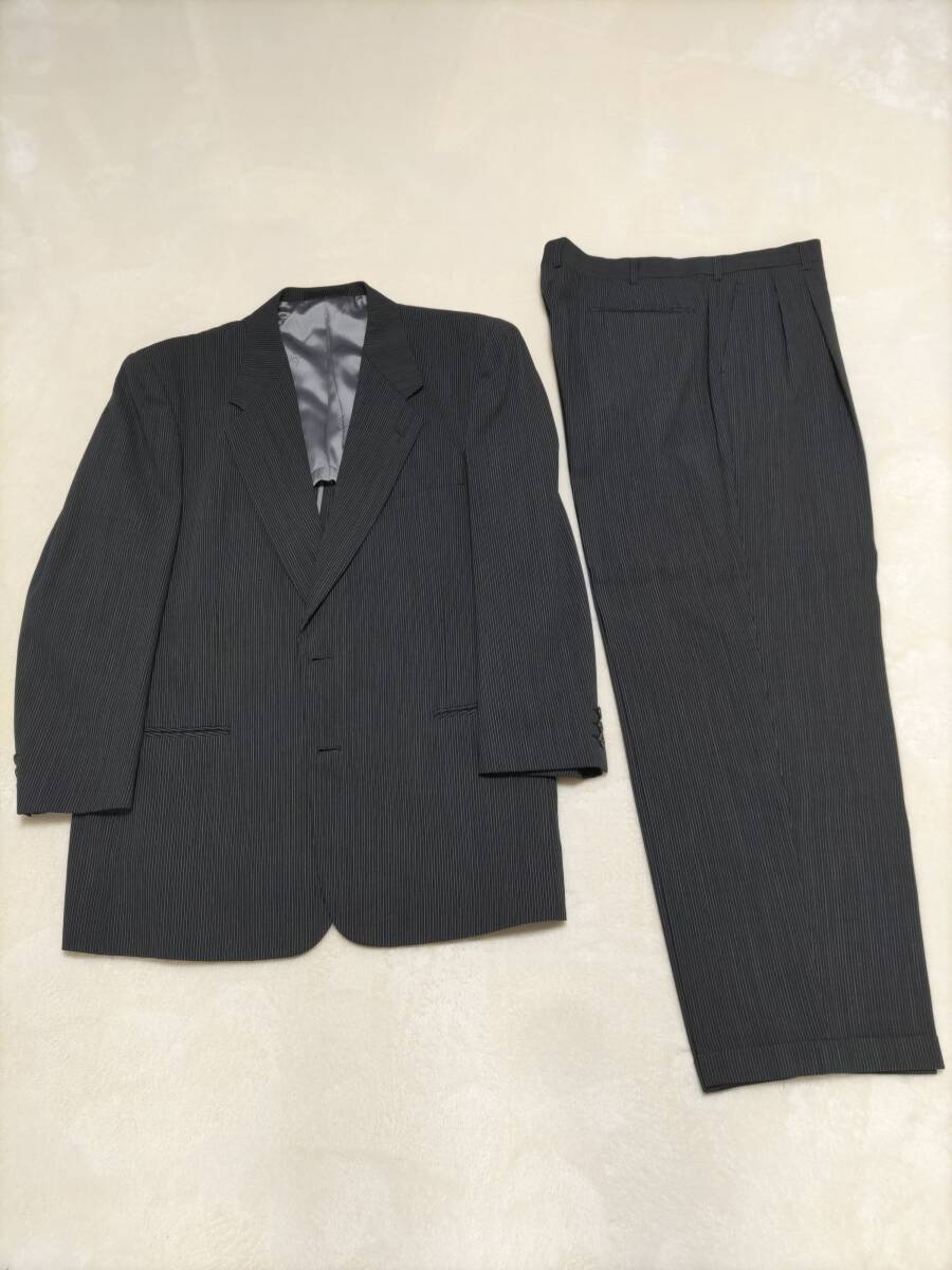 大きいサイズ VALENTINO GARAVANI ヴァレンティノガラバーニ 2ボタン グレー(黒に近い)LL~XL 52 AB7 サイズ相当 夏物 拍卖