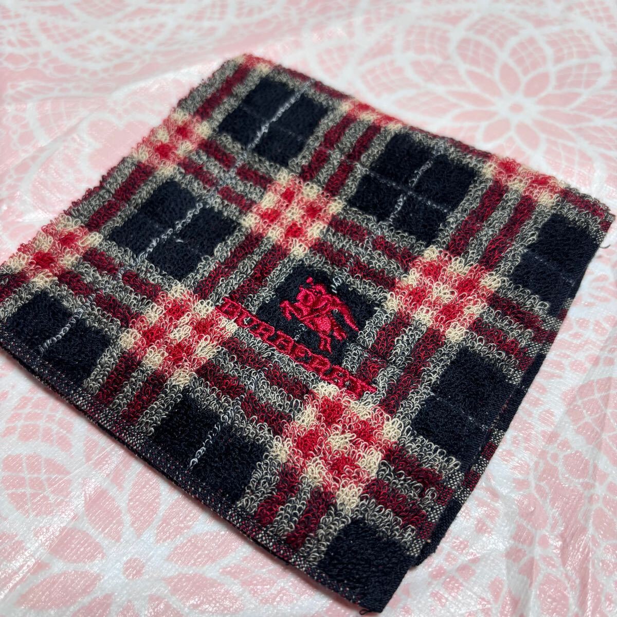 【人気柄】新品/BURBERRY/タオルハンカチ/正規品/バーバリー/綿100%/未使用/即決/匿名発送/ノバチェック/ハンドタオル/ブラック黒/赤/レア拍卖