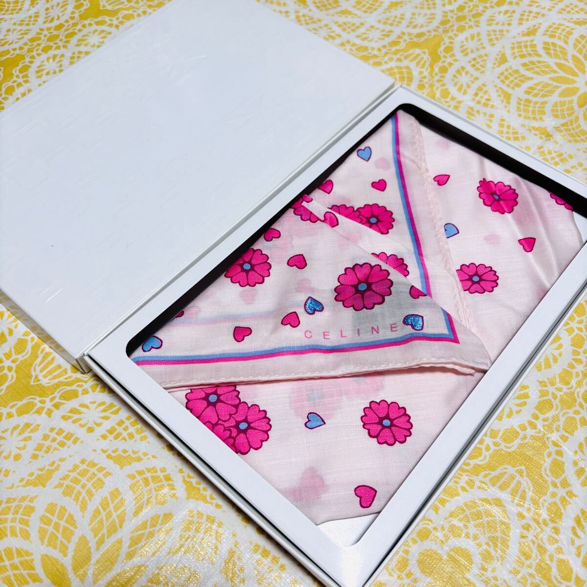 【人気柄】新品/CELINE/大判ハンカチ/正規品/セリーヌ/未使用/マカダム柄/綿100%/ブランド日本製/ピンク/婦人用/ハート刺繍/花柄レディース拍卖