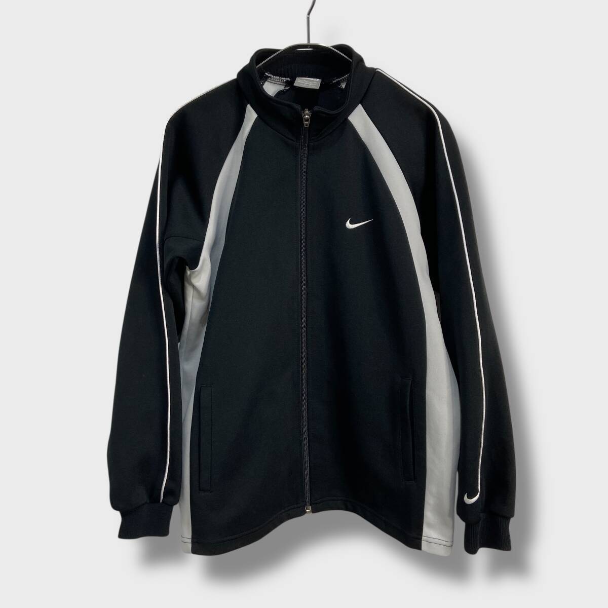 送料無料☆NIKE☆トラックジャケット☆黒☆M☆黒白☆ジャージ☆ワンポイント☆刺繍☆バックプリント☆E25M☆拍卖