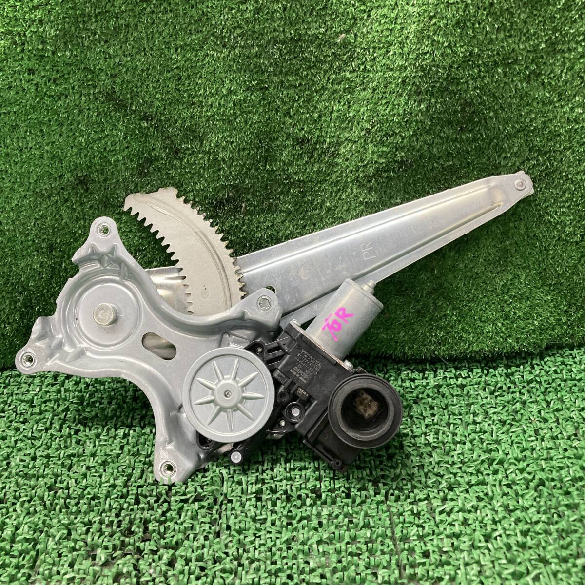 ★☆プリウス S ZVW50 リア右 パワーウィンドウモーター レギュレーターモーター デンソー 85720-47150(A0629)☆★拍卖