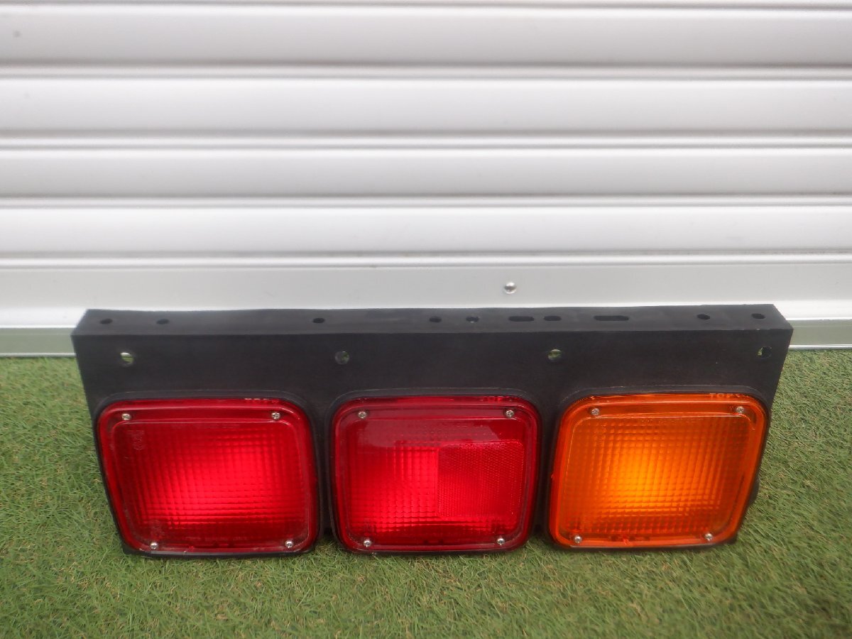 新車外し 純正 日野 プロフィア レンジャー いすゞ ギガ 大型 3連 テールランプ テールライト 24V 220-11951 右側 運転席 m-25-4-512拍卖