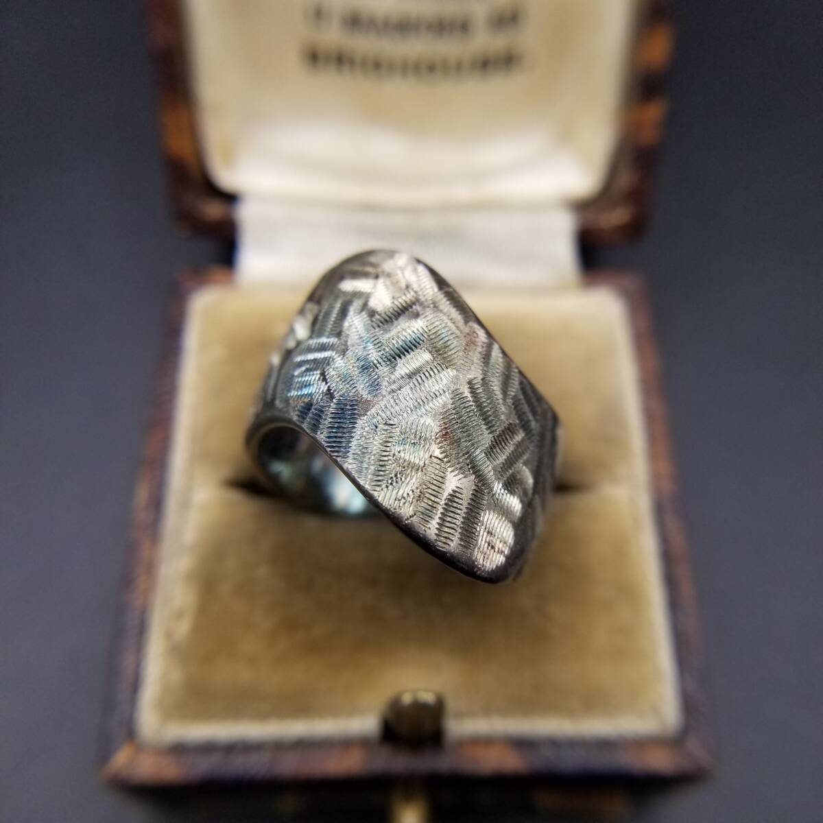 イタリア ヴィンテージ エッチング 線状 トゲトゲ シールド リング 銀 指輪 ゴールドブロンズトーン 大ぶり 存在感 モダンアート Y23-H拍卖