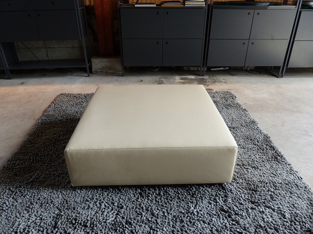 展示美品|Living Divani(リビングディバーニ)エクストラウォール オットマン スツール|940×940×320ピエロ・リッソーニ インテリアズ拍卖