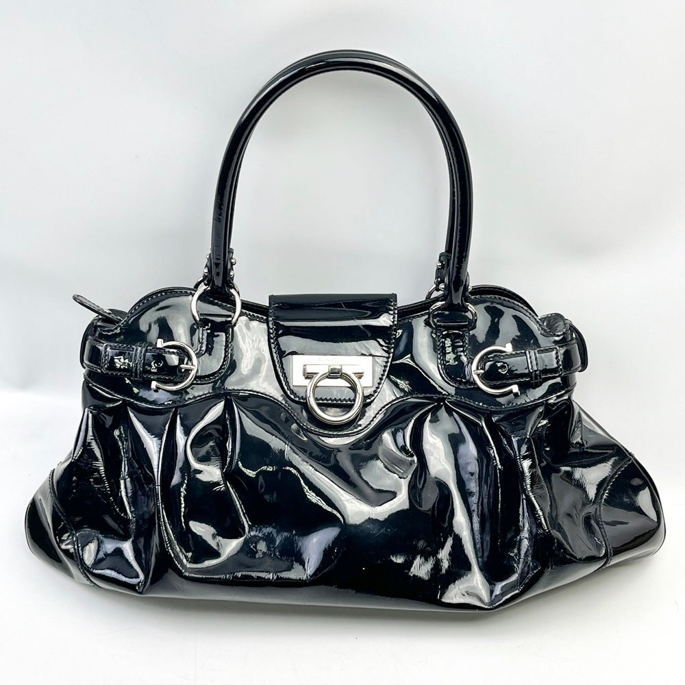 rm) Salvatore Ferragamo フェラガモ ブラック系 エナメル ハンドバッグ AU21 5370 中古 USED ヴィンテージ ブランド ※ややベタつき有拍卖