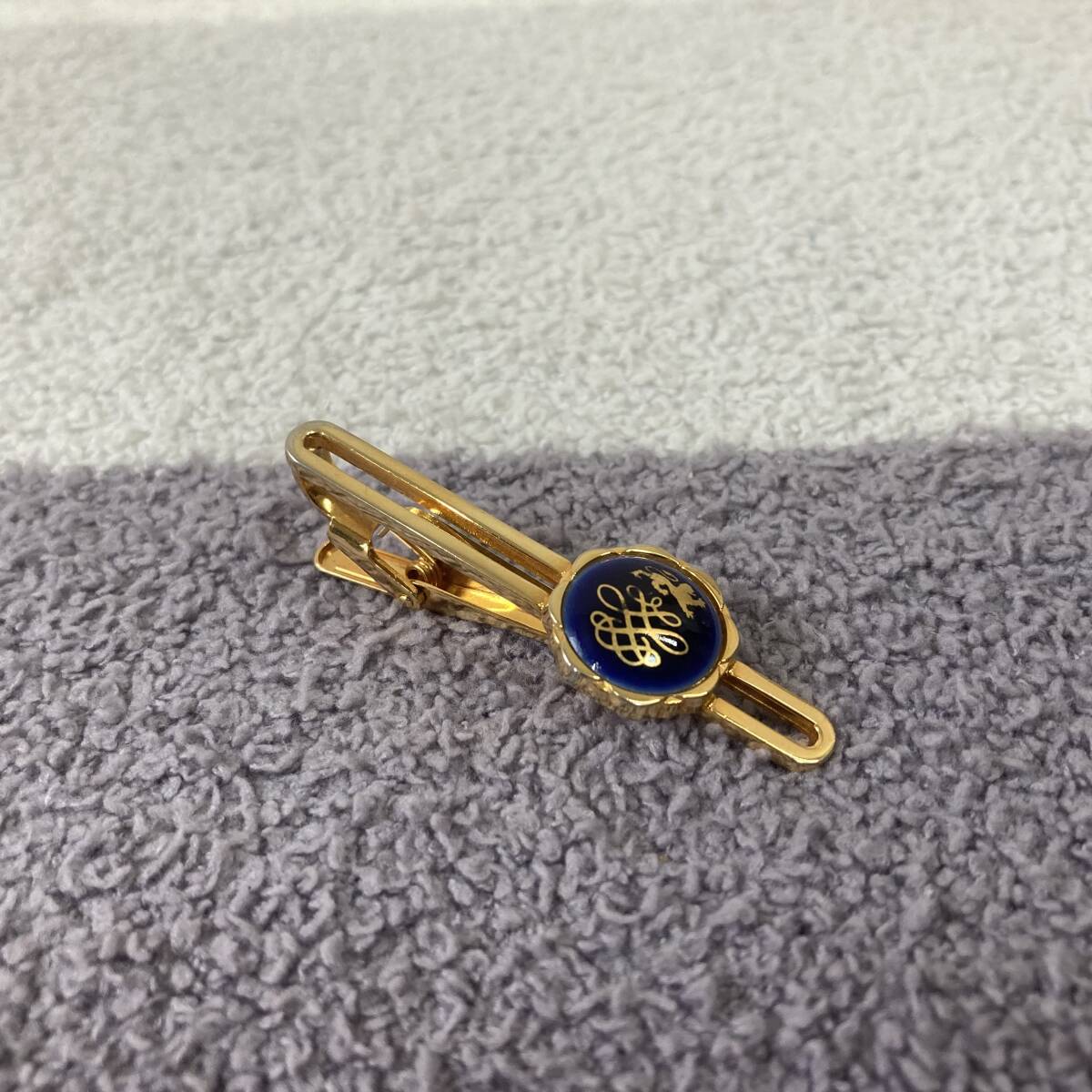 【ロイヤルコペンハーゲン】ネクタイピン ゴールド ネイビー 結婚式 フォーマル ビジネス パーティー 陶器 獅子 入学式 卒業式拍卖