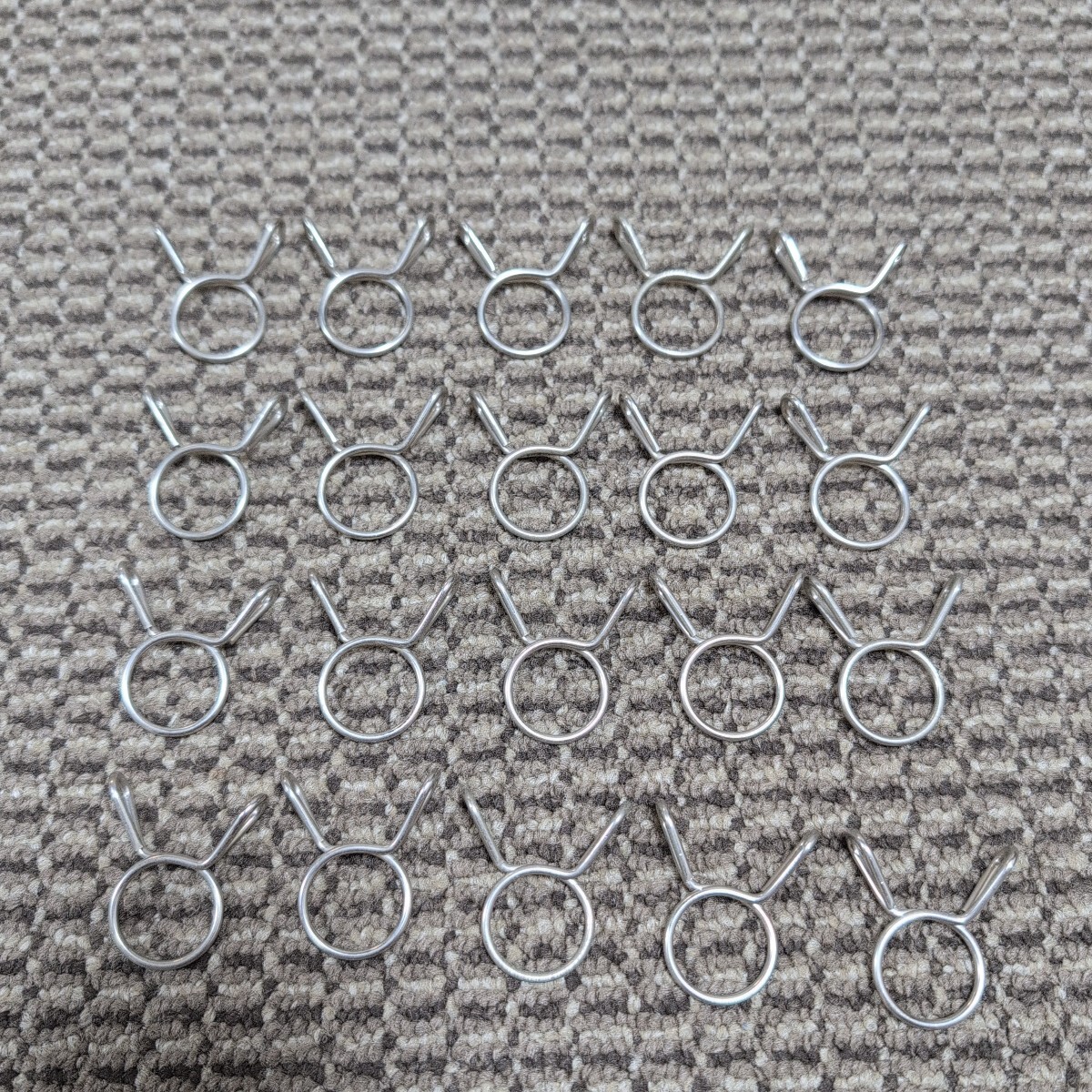 ジャンク品/長期保管品/中古/メーカー不明/ホースバンド/ホースクリップ/クリップ式/スケール/約9mm(内径)/20個セット拍卖