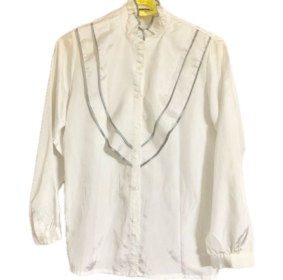 フリルスタンドネック シルバーライン白長袖ブラウス ホワイト オフィスカジュアル 長袖シャツ拍卖