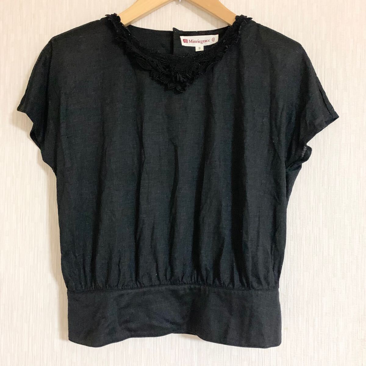 バックボタン Vネック風半袖カットソー 無地 レース衿クルーネック 黒 ブラック トップス エレガント拍卖