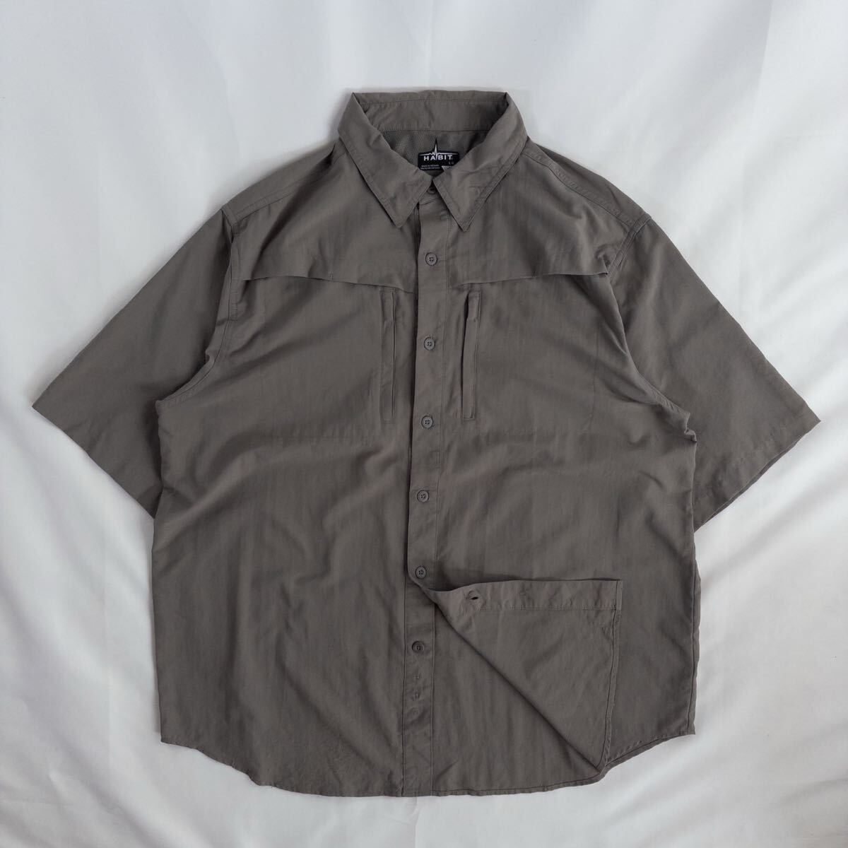 US Vintage HABIT ナイロン100% くすみカラー ブラウン ロゴ メッシュ テック 多機能 アウトドア デザインシャツ拍卖