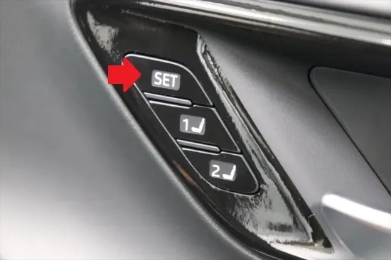 《クラウンクロスオーバー》【アウトレット価格】クラウンクロスオーバー シートメモリースイッチシート(ピアノブラックシート) 拍卖