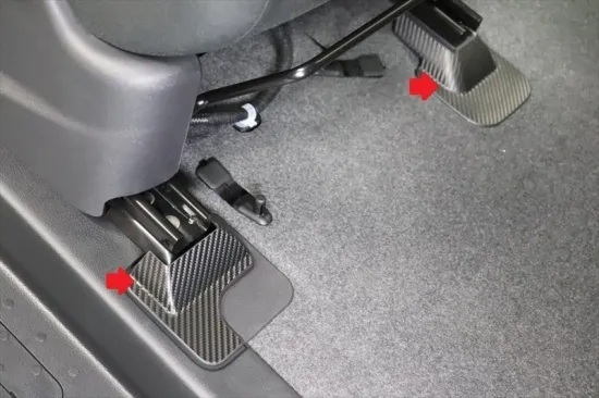 《セレナC28》【アウトレット価格】セレナC28 シートレールパネル傷防止シート 運転席側 (カーボンシート)拍卖