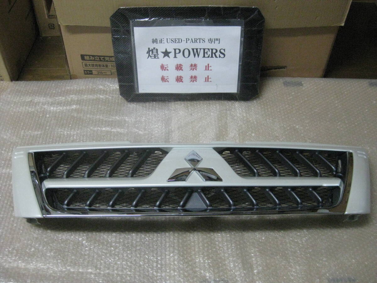 V73W パジェロ 純正 グリル 美品 パールホワイト MN11713拍卖
