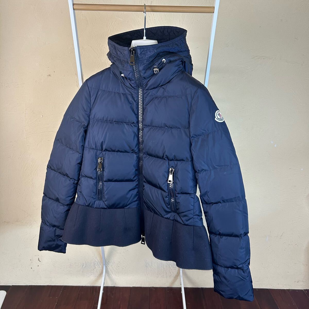 【美品】 MONCLER モンクレール ダウンジャケットペプラム NESEA ネセアネイビー00拍卖