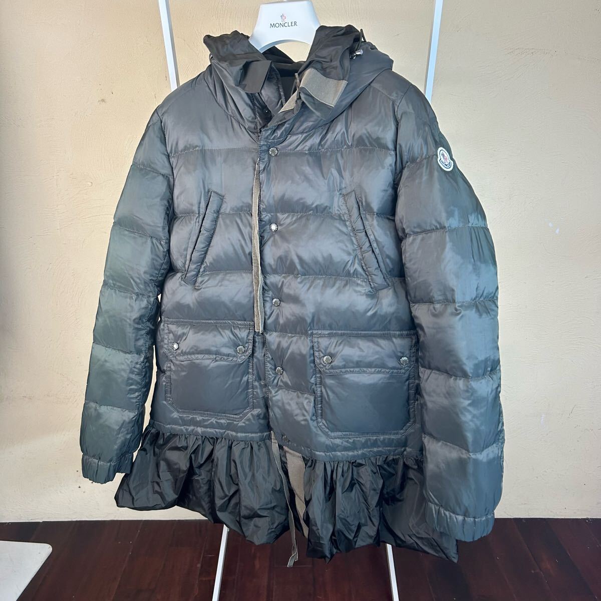 【早い者勝ち】 MONCLER モンクレールリバーシブルダウンジャケットSACAIコラボSERINAグレー系拍卖