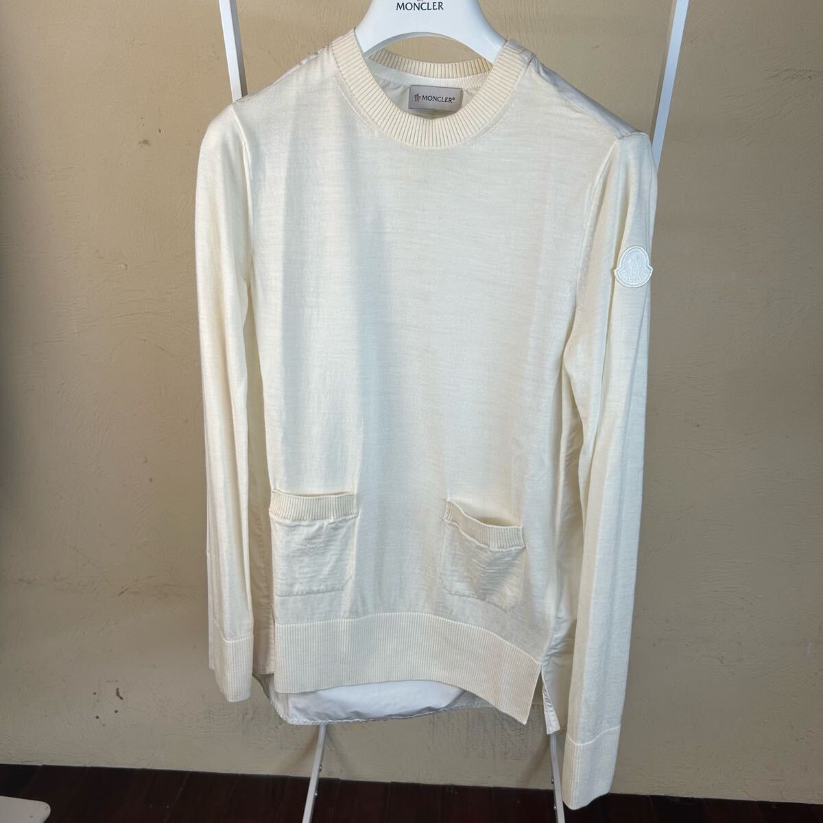 【美品新作】MONCLER モンクレール 薄手ニット切り替えクリームM拍卖