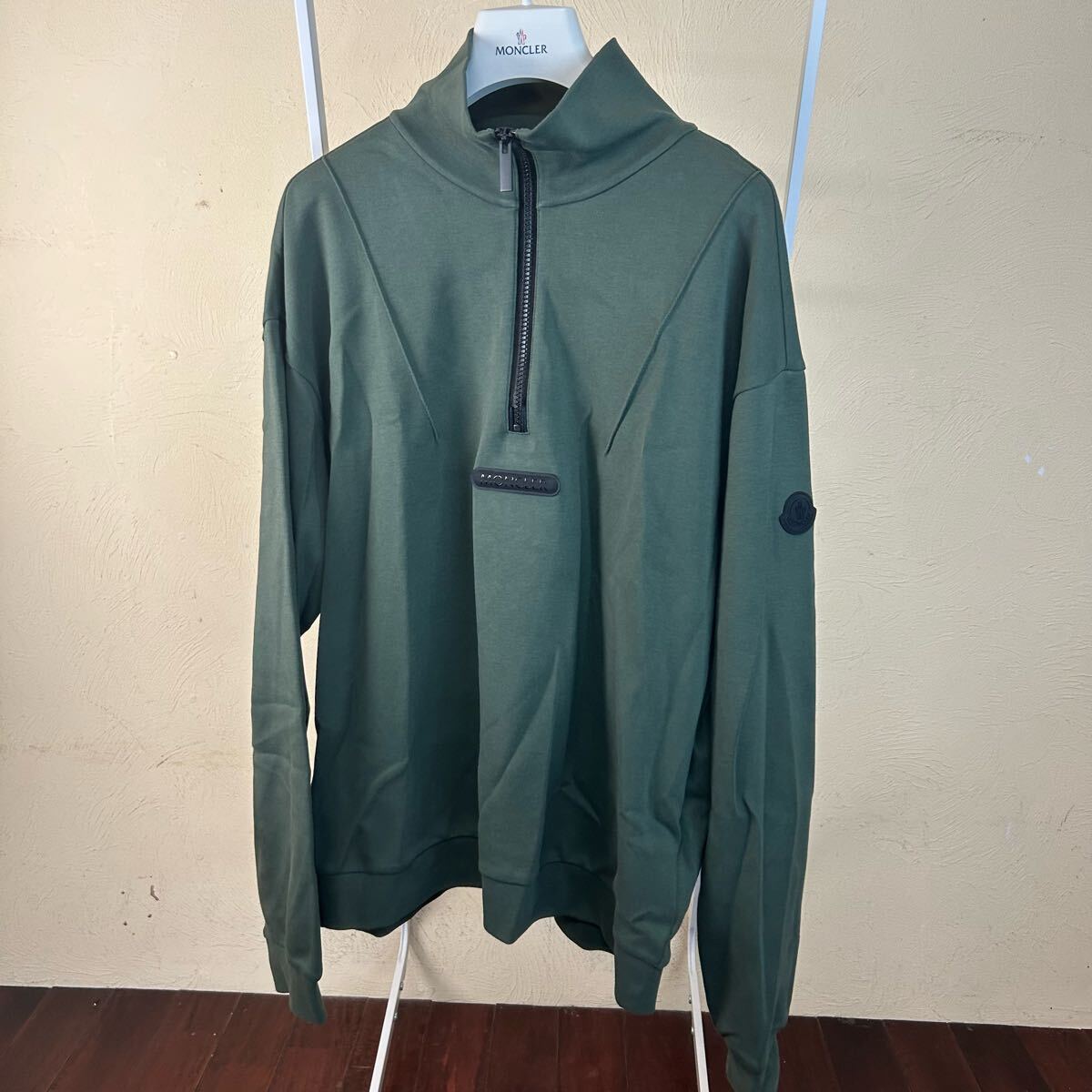 【22年〜23年】【最安値】MONCLER モンクレールハーフジップラバーワッペントレーナーカーキS拍卖