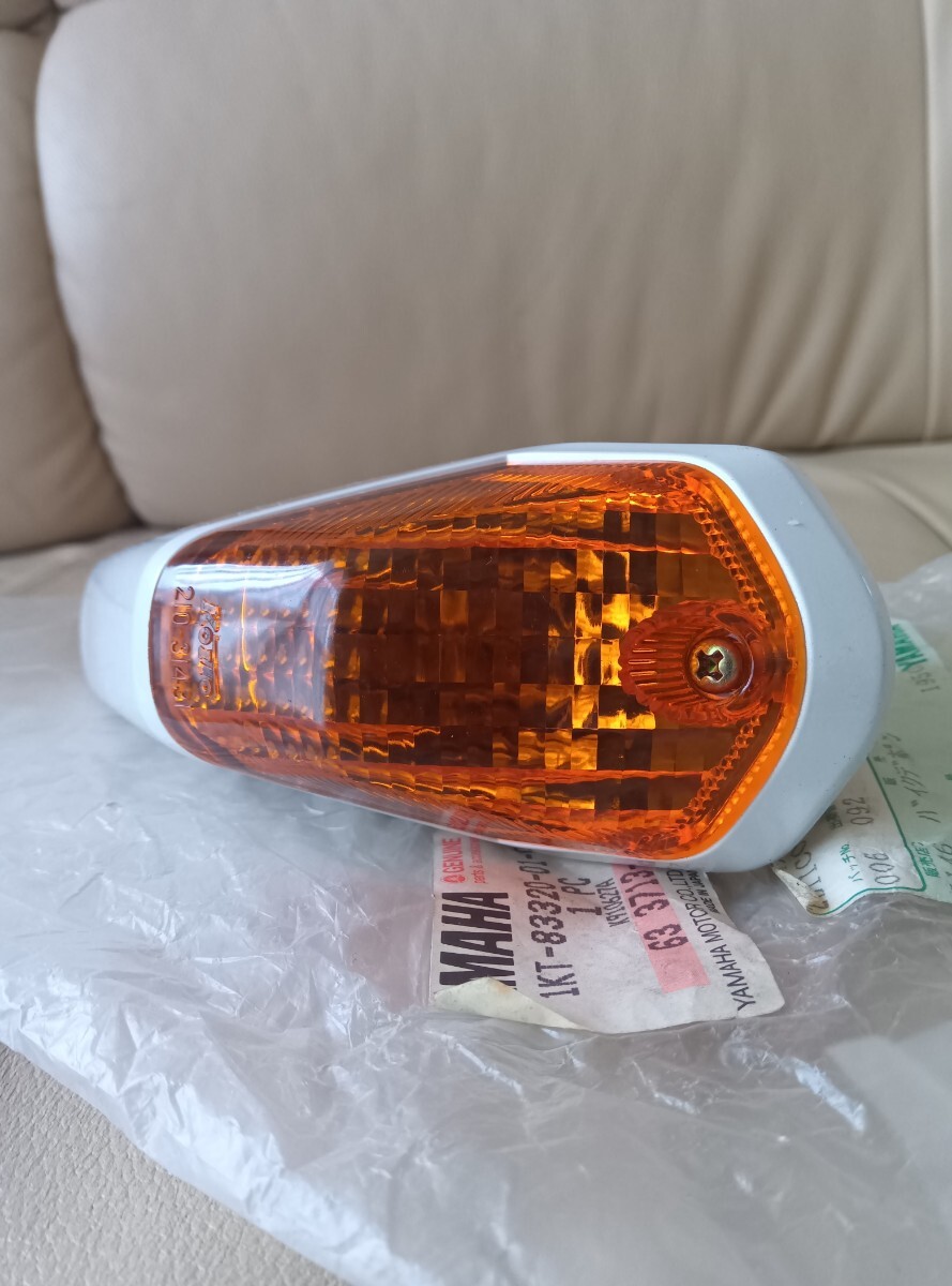 新品、ヤマハ純正品 TZR250(1KT) シルキーホワイト用 右フロントウインカー アセンブリーFZR250(2KR.3HX)互換性有ります拍卖